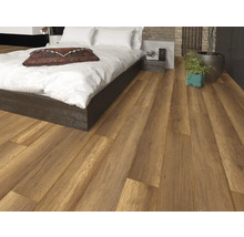 Schlafzimmer mit Laminatboden in Holzoptik und Doppelbett