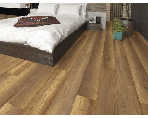 Schlafzimmer mit Laminatboden in Holzoptik und Doppelbett