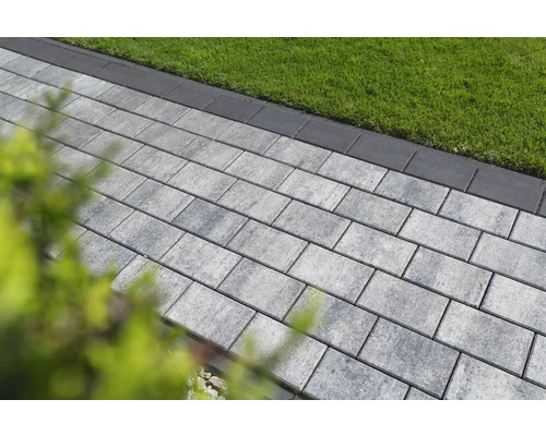 Gepflasterter Gartenweg mit Rasen