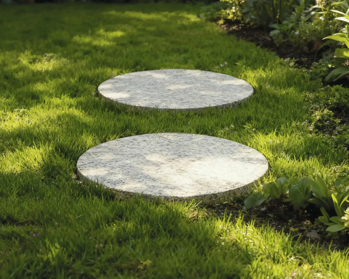 Zwei runde Trittplatten aus Stein im Rasen