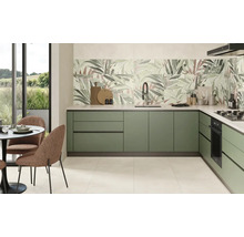 Moderne Küche mit grünen Schränken, Arbeitsplatte und Wandfliesen mit Blättermuster