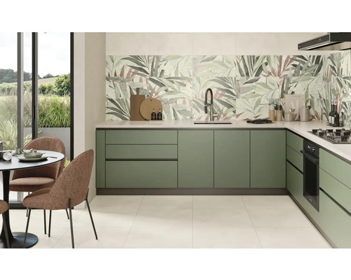 Moderne Küche mit grünen Schränken, Arbeitsplatte und Wandfliesen mit Blättermuster