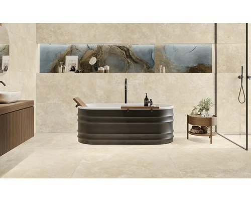 Modernes Badezimmer mit Badewanne, Waschbecken und beigen Wandfliesen