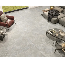 Bodenfliesen in einem Wohnzimmer mit Sessel, Sofa und Couchtisch