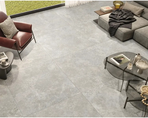 Bodenfliesen in einem Wohnzimmer mit Sessel, Sofa und Couchtisch