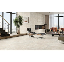 Heller Wohnraum mit Bodenfliesen, Sessel, Sofa und Kamin