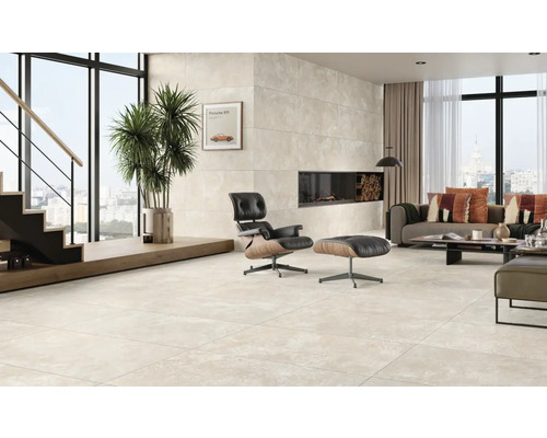 Heller Wohnraum mit Bodenfliesen, Sessel, Sofa und Kamin