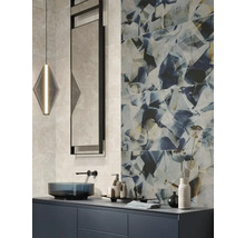 Badezimmer mit Waschbecken, Spiegel, Lampe und Wandfliesen mit Muster