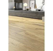 Boden mit Holzbodenoptik und Kamin