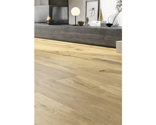 Boden mit Holzbodenoptik und Kamin