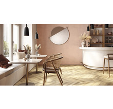 Heller Raum mit Sitzgelegenheiten, Tischen, Bar und Dekorationsgegenständen für eine gemütliche Atmosphäre.