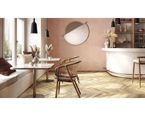 Heller Raum mit Sitzgelegenheiten, Tischen, Bar und Dekorationsgegenständen für eine gemütliche Atmosphäre.