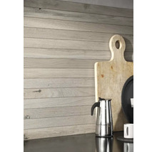 Wandgestaltung mit Holzpaneelen in einer Küche