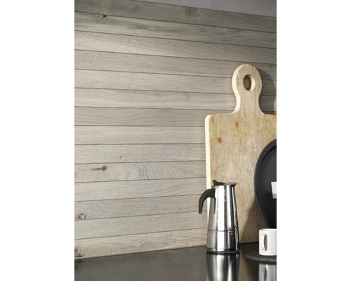 Wandgestaltung mit Holzpaneelen in einer Küche