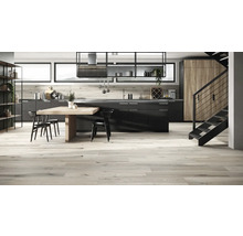 Moderne Küche mit Esstisch, Stühlen, Regalen und Treppe