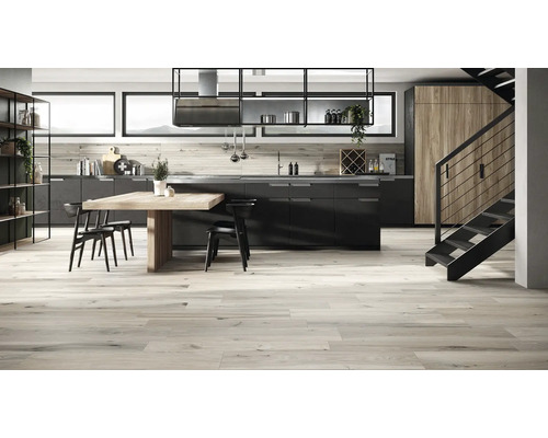 Moderne Küche mit Esstisch, Stühlen, Regalen und Treppe