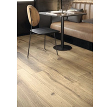 Verlegtes Laminat im Restaurantbereich mit Möbeln und Tischgedeck