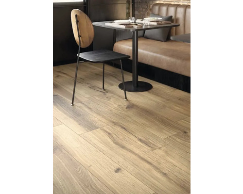 Verlegtes Laminat im Restaurantbereich mit Möbeln und Tischgedeck