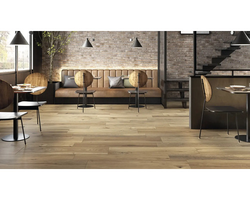 Restaurantinnenraum mit Holzboden, Tischen, Stühlen und Ziegelwand