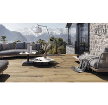 Terrasse mit Holzboden, Loungemöbeln und Bergblick