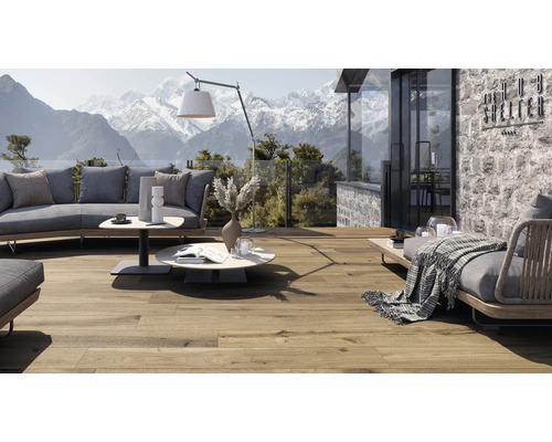 Terrasse mit Holzboden, Loungemöbeln und Bergblick