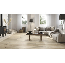 Heller Wohnraum mit Holzboden, Sofa und Kamin