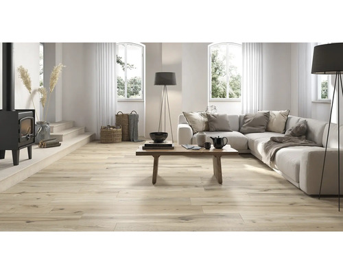 Heller Wohnraum mit Holzboden, Sofa und Kamin