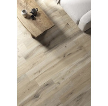 Verlegter Bodenbelag in Holzoptik mit Couch und Tisch