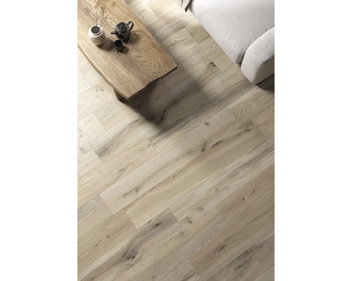 Verlegter Bodenbelag in Holzoptik mit Couch und Tisch