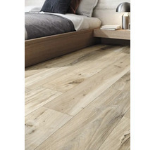 Bodenbelag aus Holz in einem Schlafzimmer mit Bett und Nachttisch.