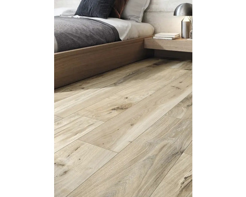 Bodenbelag aus Holz in einem Schlafzimmer mit Bett und Nachttisch.