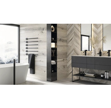 Helles Badezimmer mit Badewanne, Waschtisch mit zwei Waschbecken, Spiegeln und Handtuchwärmer