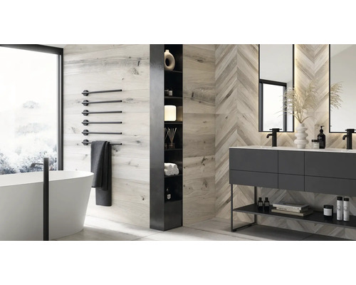 Helles Badezimmer mit Badewanne, Waschtisch mit zwei Waschbecken, Spiegeln und Handtuchwärmer