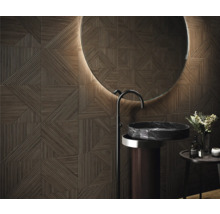 Badezimmer mit braunen Wandfliesen, Waschbecken und Spiegel