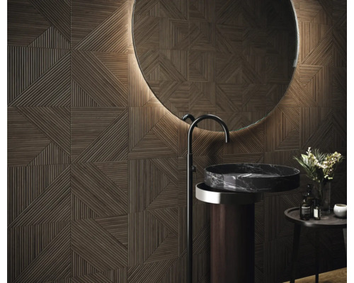 Badezimmer mit braunen Wandfliesen, Waschbecken und Spiegel