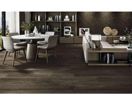 Wohnbereich mit Holzboden, Esstisch, Stühlen, Sofa und Bücherregal.