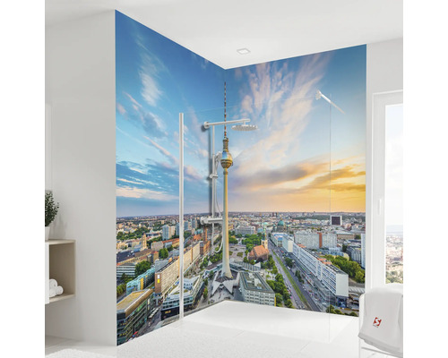 Modernes Badezimmer mit Duschkabine und Fototapete mit Berlin-Motiv