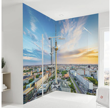 Badezimmer mit Duschkabine und Wandpaneel mit Berlin-Motiv