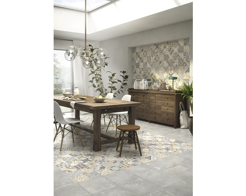 Esszimmer mit Holztisch, Stühlen, Kommode und Bodenfliesen