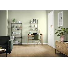 Wohnzimmer mit Schreibtisch, Regal und Sofa in hellen Farben