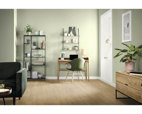 Wohnzimmer mit Schreibtisch, Regal und Sofa in hellen Farben