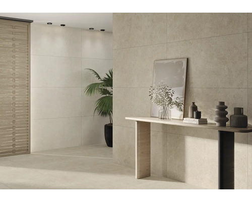 Heller Raum mit Fliesen an Wänden und Boden, dekoriert mit einem Tisch, Pflanzen und Deko-Objekten