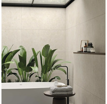 Modernes Badezimmer mit Badewanne, Pflanzen und Fliesen