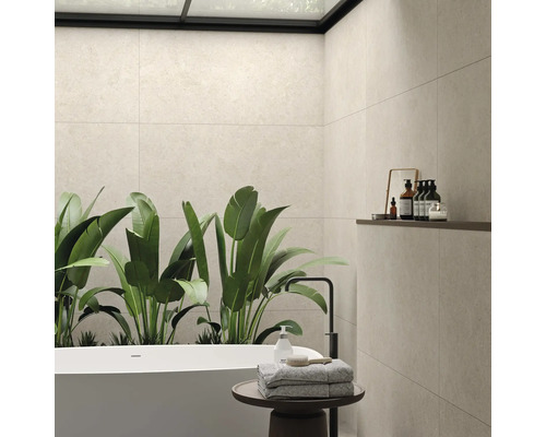 Modernes Badezimmer mit Badewanne, Pflanzen und Fliesen