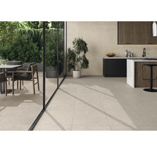 Helle Bodenfliesen in einem modern gestalteten Innen- und Außenbereich mit Küchentheke und Gartentisch