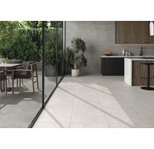 Helle Fliesen in einer modernen Küche mit Blick auf eine Terrasse