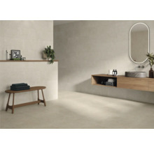 Helles Badezimmer mit Fliesen, Waschtisch und Spiegel