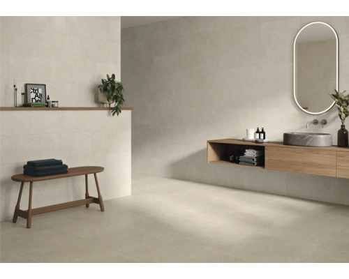 Helles Badezimmer mit Fliesen, Waschtisch und Spiegel