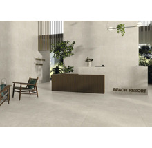 Heller Raum mit keramischen Fliesen, Rezeption und Sitzbereich