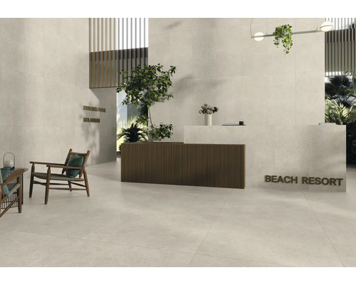 Heller Raum mit keramischen Fliesen, Rezeption und Sitzbereich